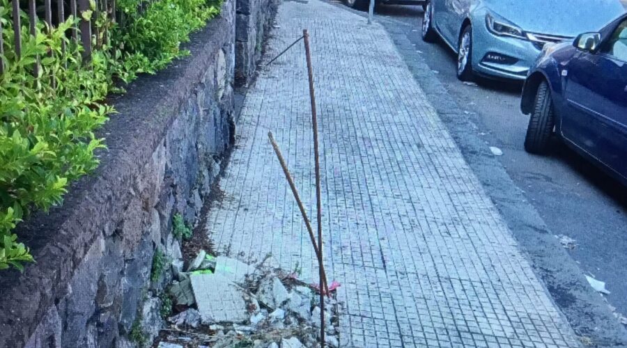 SP 117 a Carrubba di Giarre, grave pericolo: da cinque mesi tondini in ferro e materiali di risulta non rimossi