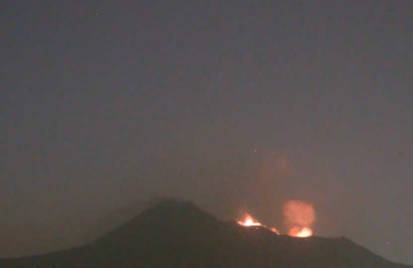 Etna, nuova attività stromboliana dal cratere Voragine
