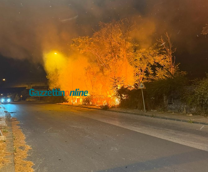 Giarre, incendio lungo viale Don Minzoni