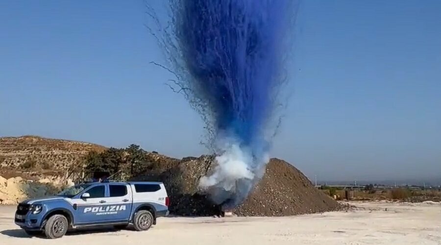 Spedisce 450 fuochi d’artificio ma al centro di smistamento se ne accorgono: sequestrati e distrutti