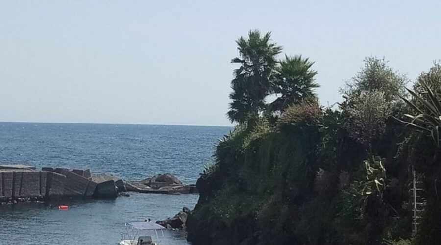 Santa Tecla, cade sugli scogli: gravemente ferito un 19enne