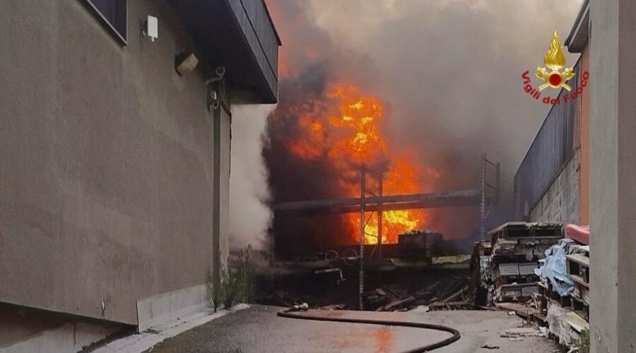 Incendio in un deposito ad Aci Sant’Antonio