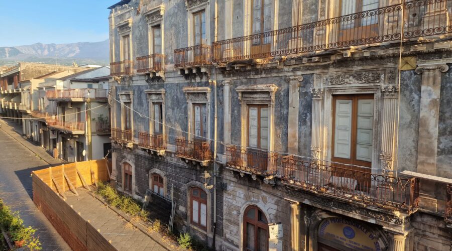 Giarre, palazzo crollato tra Corso Italia e via Ameglio: dopo mesi strada ancora sbarrata, protestano i residenti