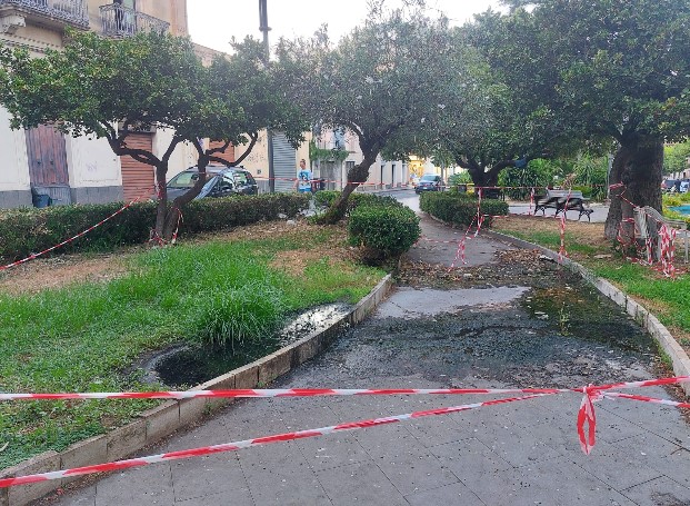 Giarre, caldo record e fiumi d’acqua sprecata: l’indignazione “scorre” tra i vialetti della Villetta San Francesco
