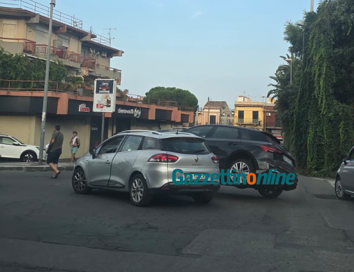 Giarre, ennesimo scontro tra due auto all’incrocio tra via Pellico e via Moro
