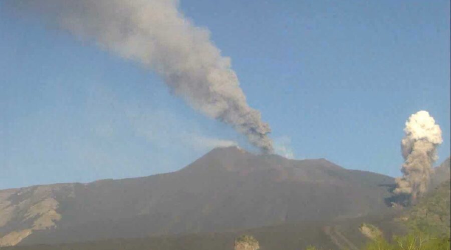 Etna, nuova attività esplosiva. Si apre una nuova bocca. Limitazioni all’aeroporto di Catania