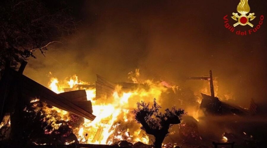 Maletto, incendio in un fienile. Intervento dei vigili del fuoco