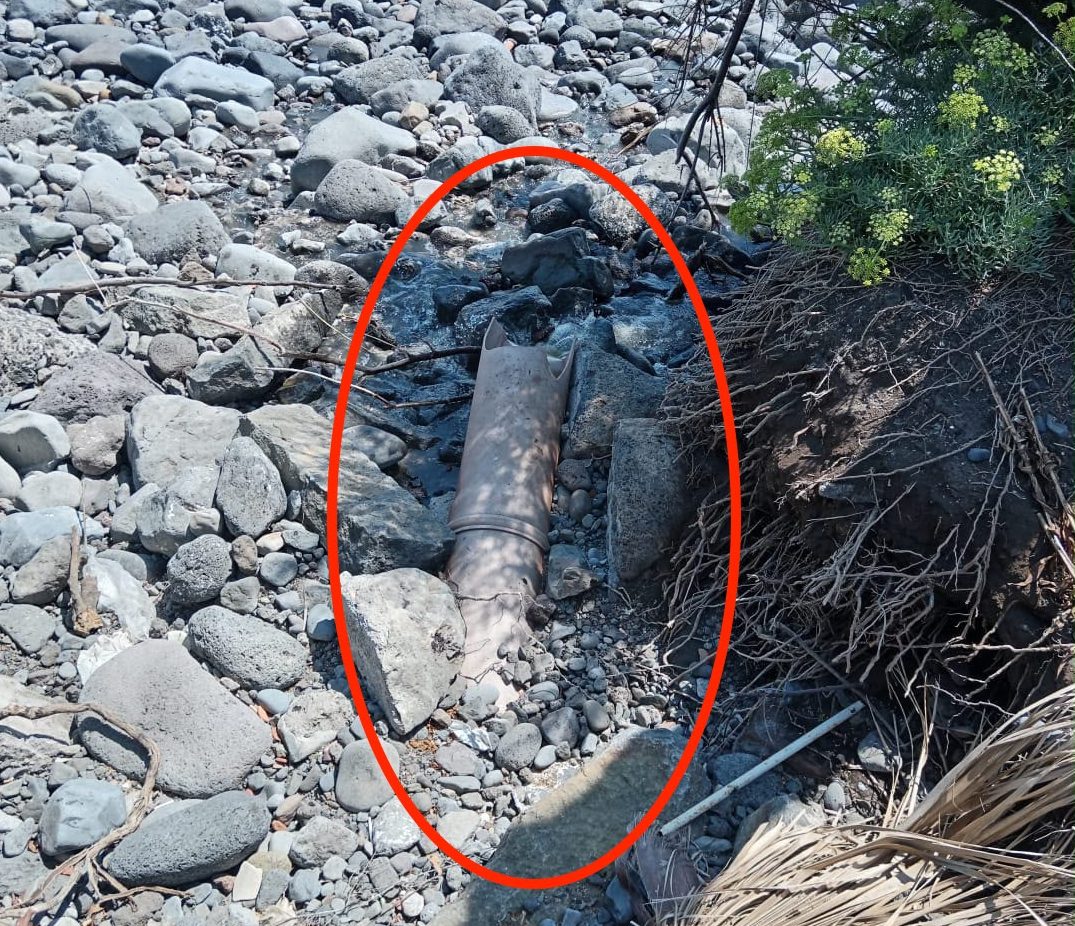 Torre Archirafi, reflui fognari scaricati in mare e sdegno dei bagnanti. Le accuse di Primavera