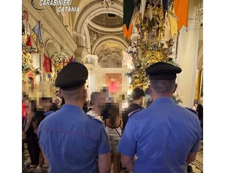 Picchiano e rapinano un giovane durante la festa del Santo Patrono: arrestati in tre