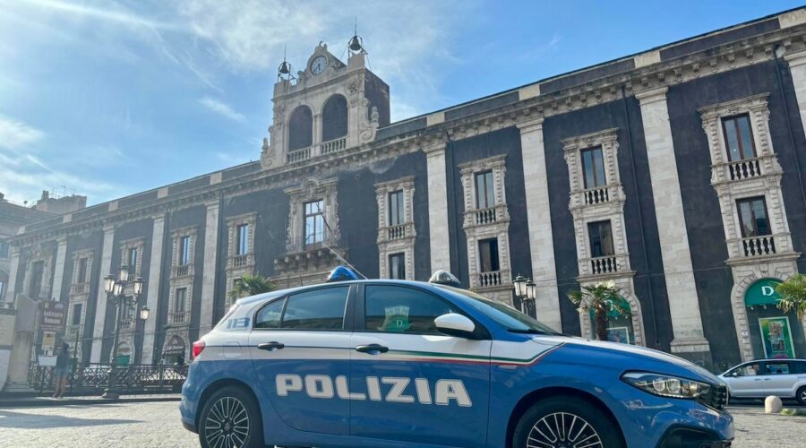 “Armato” di bottiglie rotte minaccia i passanti: denunciato