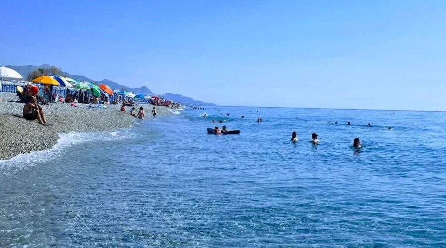 Fondachello e Sant’Anna si preparano a vivere il Ferragosto, l’appello del sindaco Gullotta: «Rispettiamo il nostro litorale»