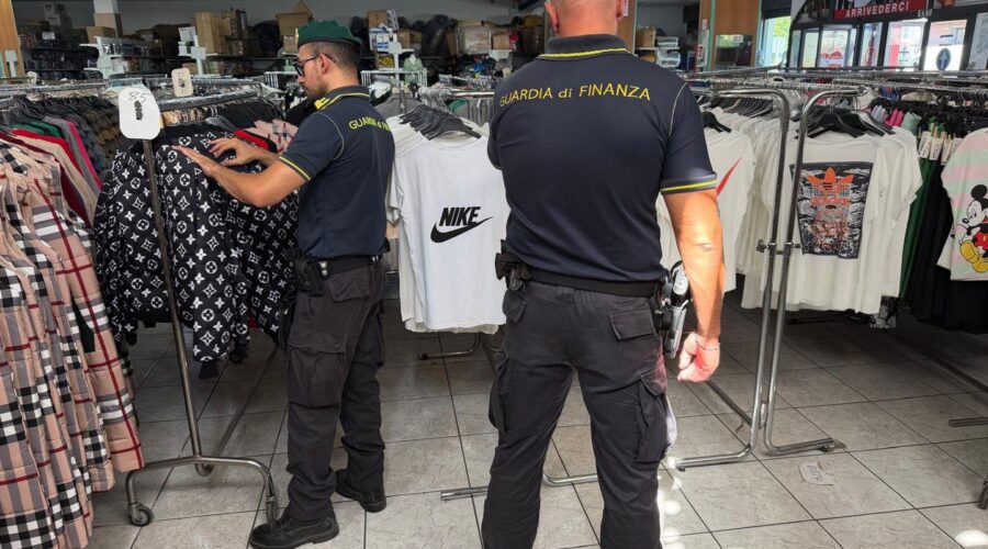 Sequestrati 4.400 capi di abbigliamento contraffatti presso un esercizio commerciale all’ingrosso