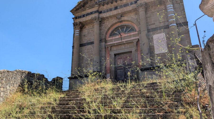 Francavilla, erbacce e incuria davanti alla Chiesa del Carmine