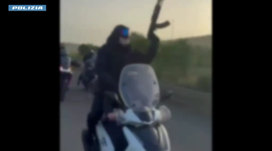 Corsa clandestina di cavalli con spari e kalashnikov: un arresto