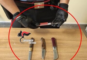Fiumefreddo, trovato in possesso di quattro coltelli a serramanico: denunciato 67enne