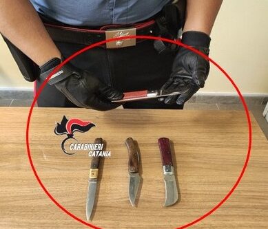 Fiumefreddo, trovato in possesso di quattro coltelli a serramanico: denunciato 67enne