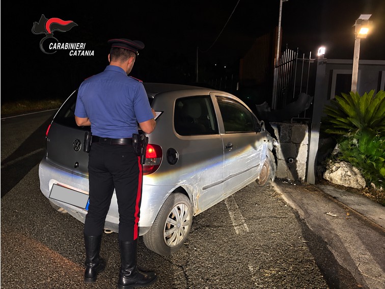 Giarre, ruba un’auto ma si schianta contro un muro: denunciato 42enne