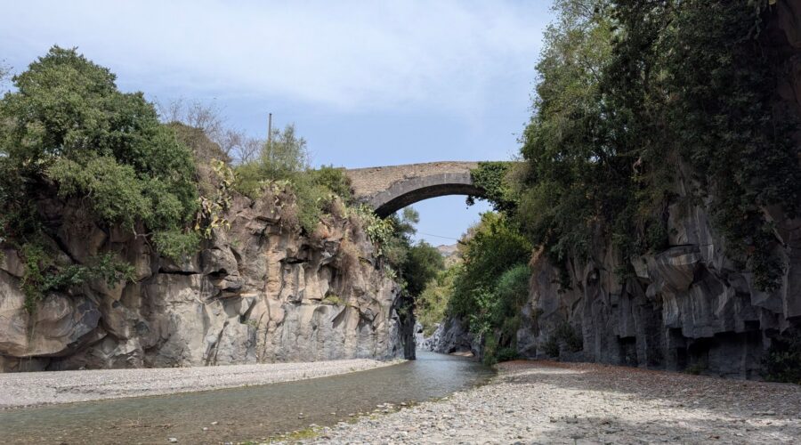 Grotta dei Cento Cavalli: viaggio tra lava, acqua e memoria nella Valle dell’Alcantara