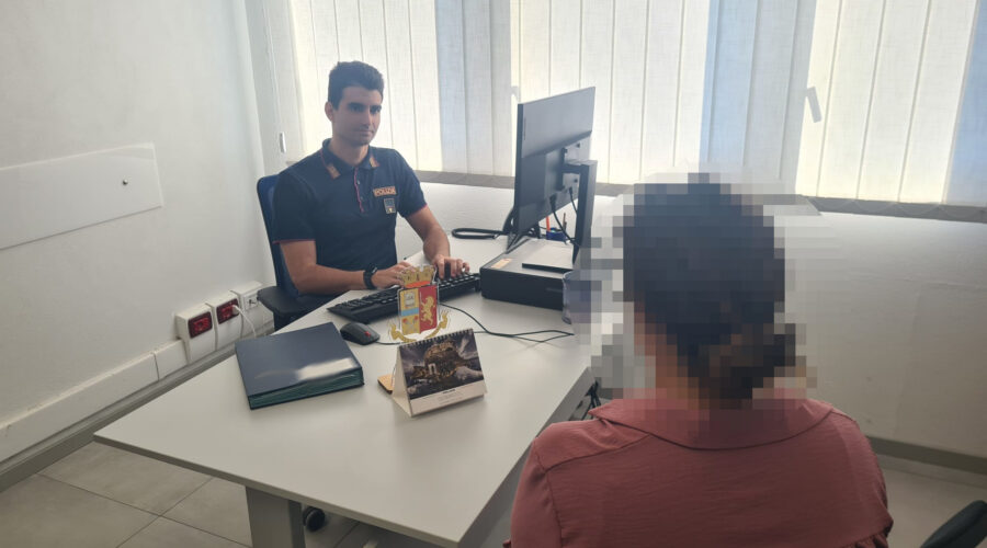 Calci e pugni alla porta dell’ex dopo le minacce con una pistola: denunciato