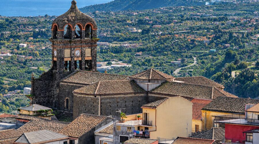 Processioni, tradizioni e devozione: a Sant’Alfio si apre il confronto tra fedeli e parrocchia