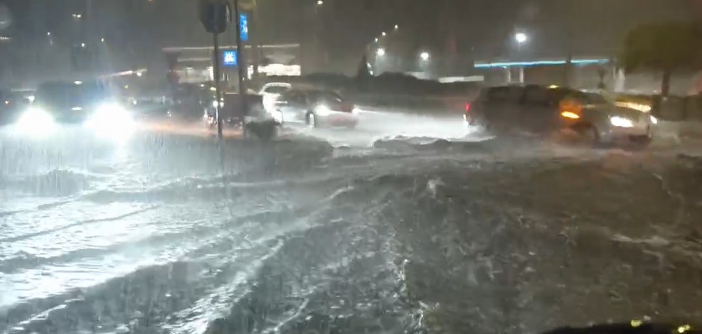 Maltempo, A18 allagata tra Acireale e Giarre: auto in panne e carreggiata invasa dall’acqua. Viabilità nel caos VD