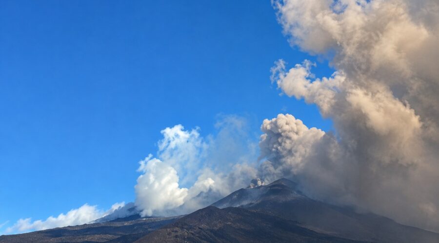 Cenere lavica, voli sospesi a Catania fino alle 12 di domani