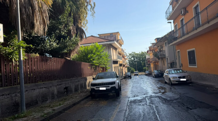 Giarre, il “fiume” di via Giusti: l’acqua si spreca in attesa di un intervento