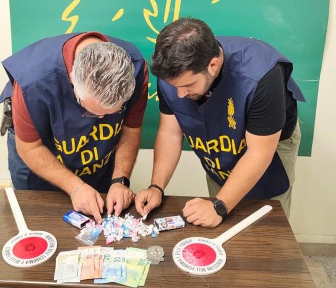 Giarre, beccato con le dosi di cocaina da spacciare: arrestato