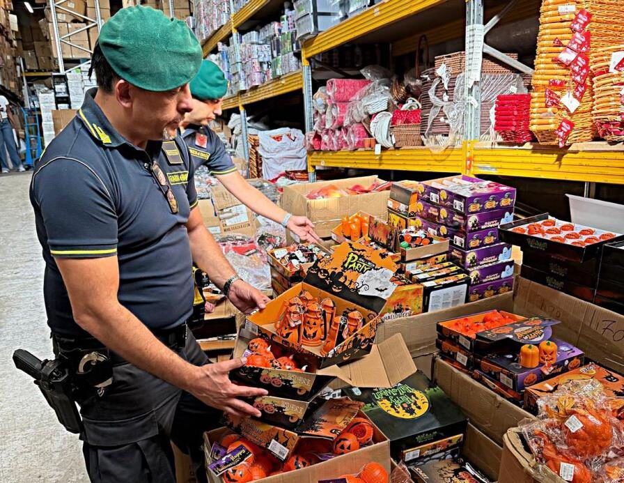 Lotta alla contraffazione: sequestrati oltre 56.000 articoli tra capi contraffatti e prodotti non sicuri