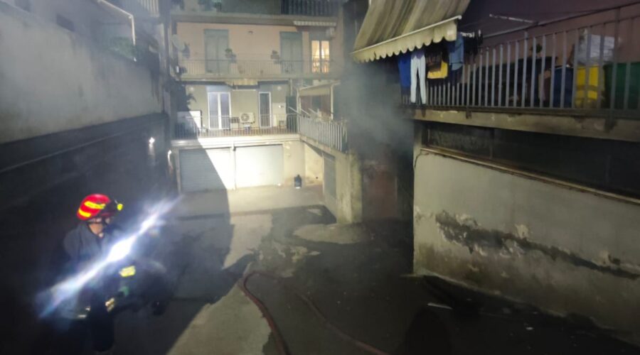 Fiumefreddo di Sicilia, incendio in un garage condominiale: a fuoco un furgone e attrezzature agricole