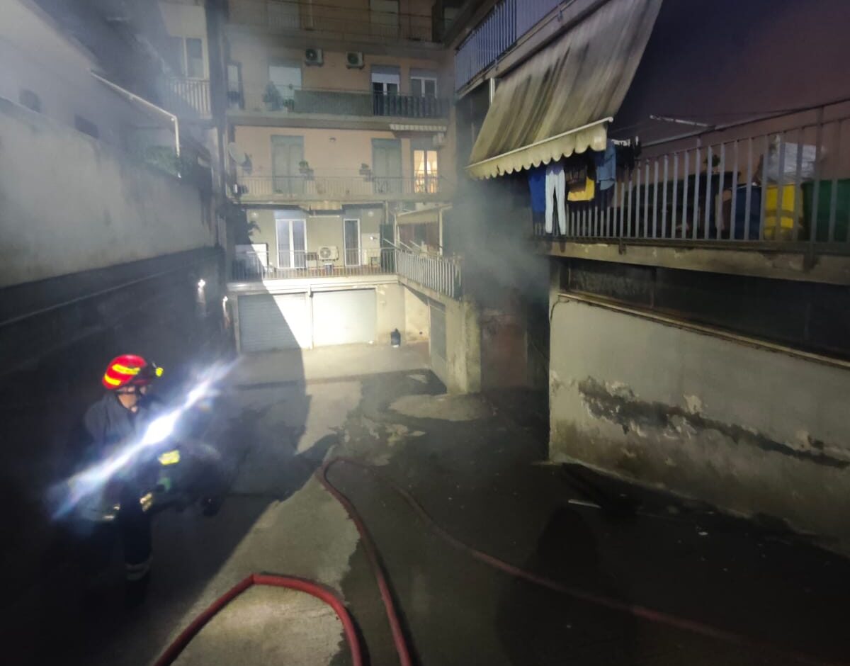 Fiumefreddo di Sicilia, incendio in un garage condominiale: a fuoco un furgone e attrezzature agricole
