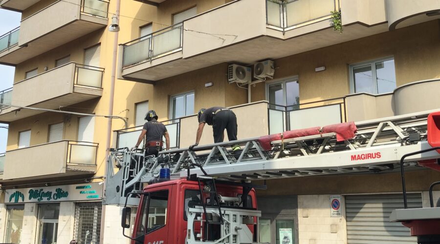 Giarre, parti pericolanti da un palazzo: intervento dei Vigili del Fuoco in via Finocchiaro Aprile