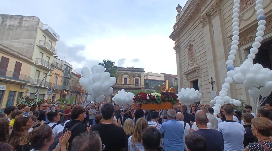 Fiumefreddo, l’ultimo saluto a Luigi Ragonese: chiesa gremita per il giovane 25enne