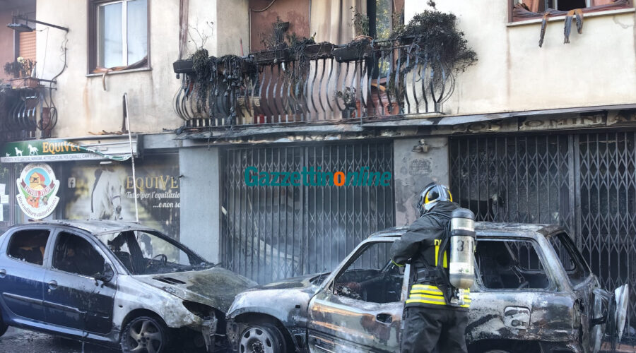 Fiumefreddo, incendio in via Regina Margherita: a fuoco quattro auto, evacuato un edificio