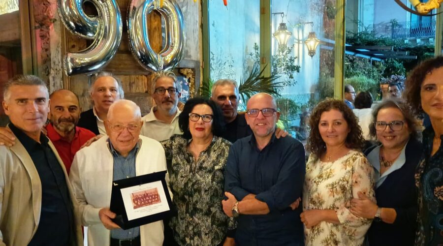 Riposto, ex alunni si ritrovano dopo mezzo secolo per i 90 anni del maestro Francesco Copani