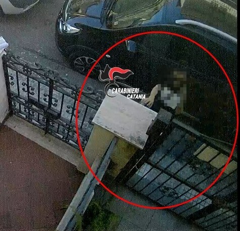 Minacce per ottenere gioielli da un’anziana a Calatabiano: arrestati due coniugi VIDEO