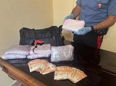 Fermati con quasi 8 kg di cocaina del valore di più di mezzo milione di euro: arrestati due giovani