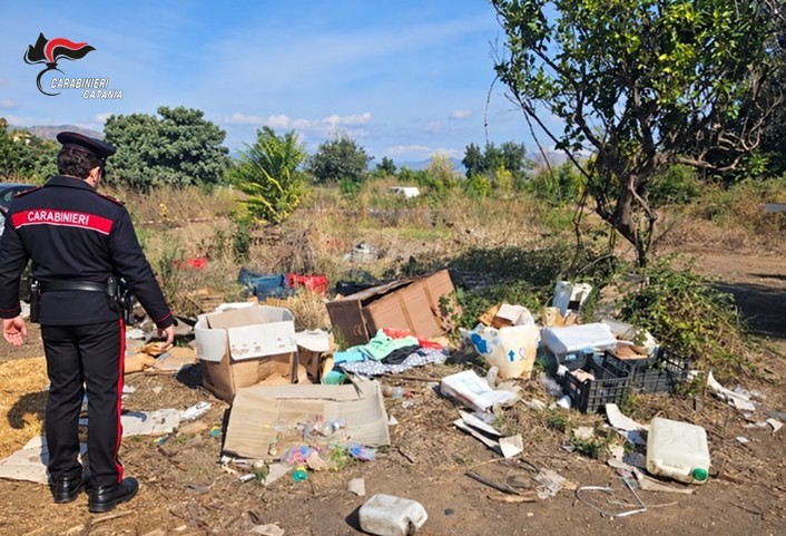 Scarica rifiuti in terreni non suoi e li incendia: denunciato un 68enne di Giarre