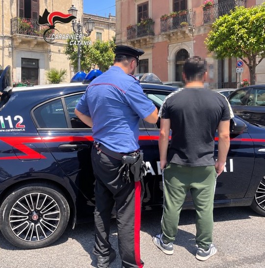 Giarre, apre il gas, poi aggredisce passanti, 118 e Carabinieri: arrestato 41enne