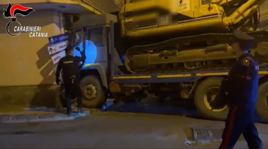 Furto con spaccata sventato dai Carabinieri: 3 mezzi recuperati