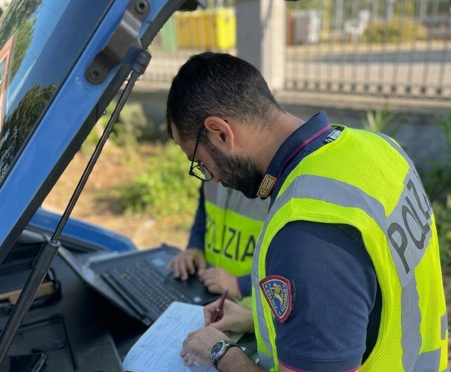 Minivan trasformati in scuolabus abusivi: ritirata la patente a due conducenti