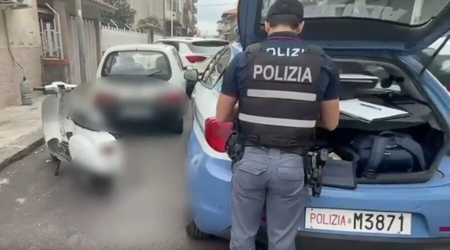 In vespa con la pedana in legno: lo riprendono con un telefono e il video diventa virale. Rintracciato e sanzionato VIDEO