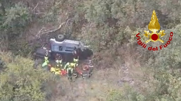 Precipita con l’auto in un dirupo. Intervengono elicottero dei Vvf e l’elisoccorso VIDEO
