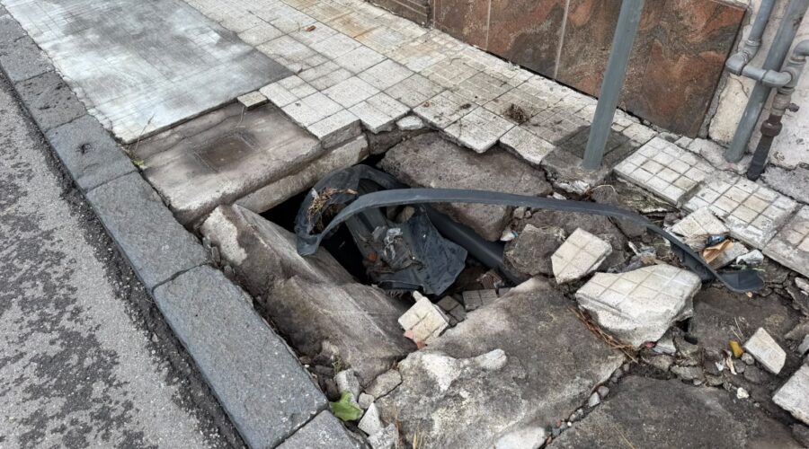 Giarre, sprofonda marciapiede a Trepunti: dalla protesta con l’alberello alla voragine