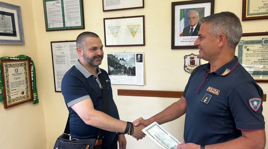 Cittadino ritrova buoni fruttiferi da 20.000 euro: la Polizia li restituisce al proprietario