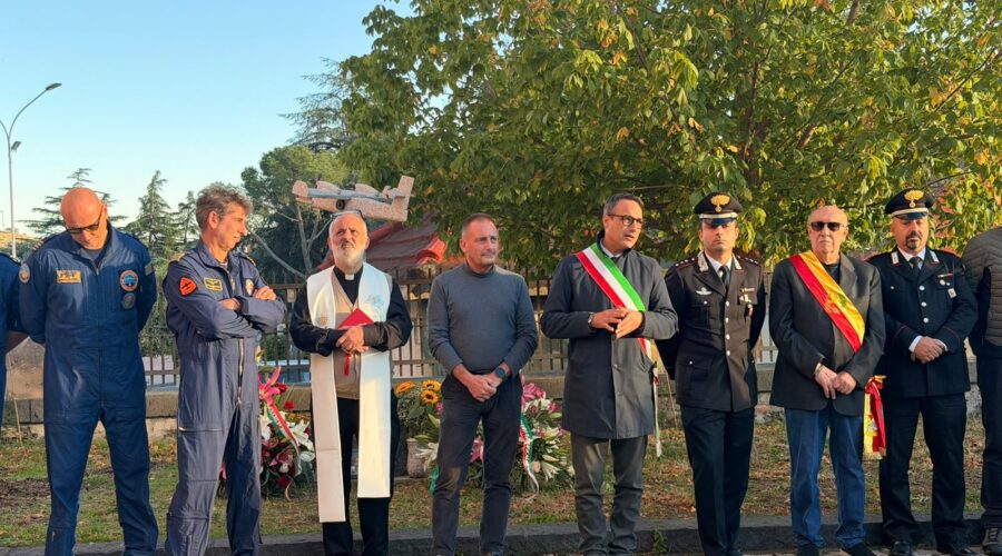 Linguaglossa ricorda i piloti del Canadair precipitato sull’Etna: «Il loro sacrificio non sarà mai dimenticato»