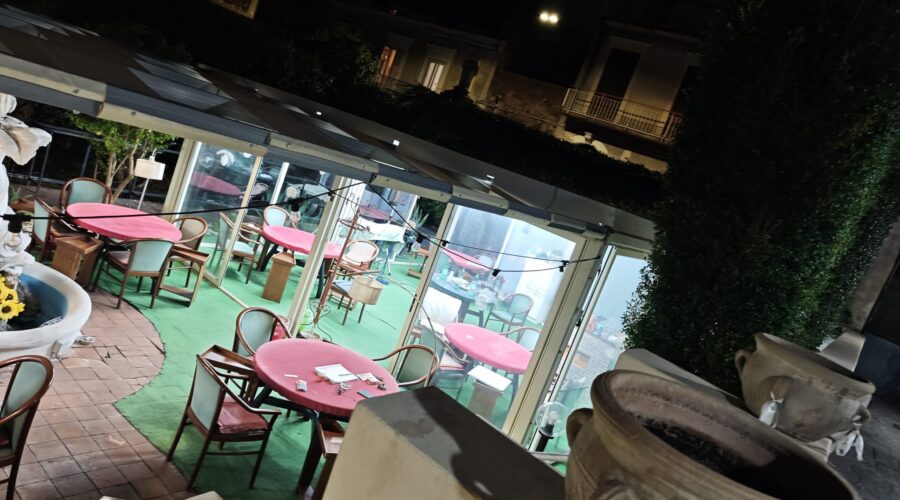 Giocavano tranquillamente in una bisca clandestina ma irrompe la Polizia Locale: 17 denunciati