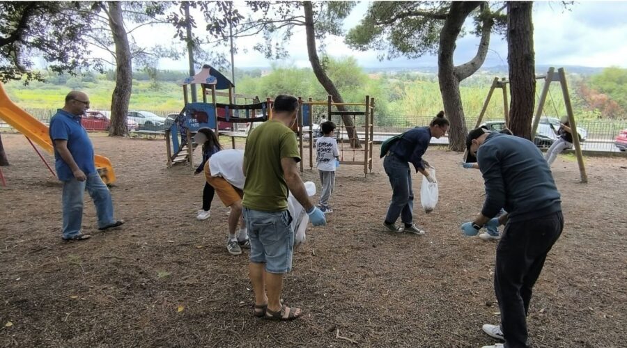 Giarre, bambinopoli di piazza Immacolata ripulita: l’esempio di cura e senso civico dei genitori del plesso Verga