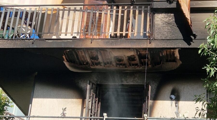 A fuoco un appartamento ad Aci Catena: soccorse due persone