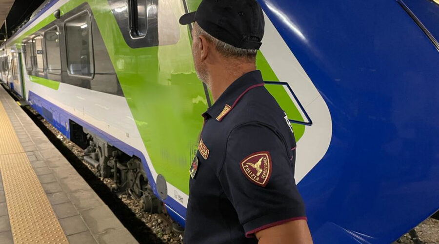 Palpeggia una turista alla stazione: denunciato 79enne